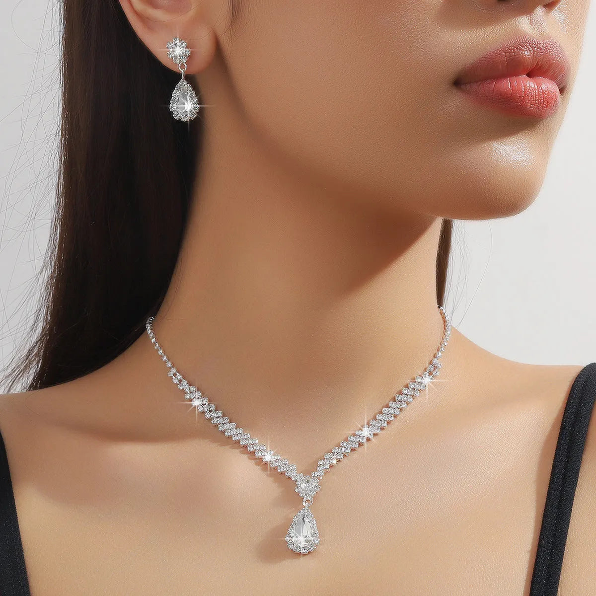 Claw chain necklace and earrings set with drop-shaped rhinestones in choice of five colours