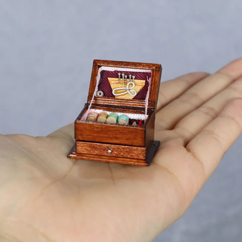 Small wooden vintage sewing machine ornament on a surface showing its 2.2cm height and double-layer colour details.