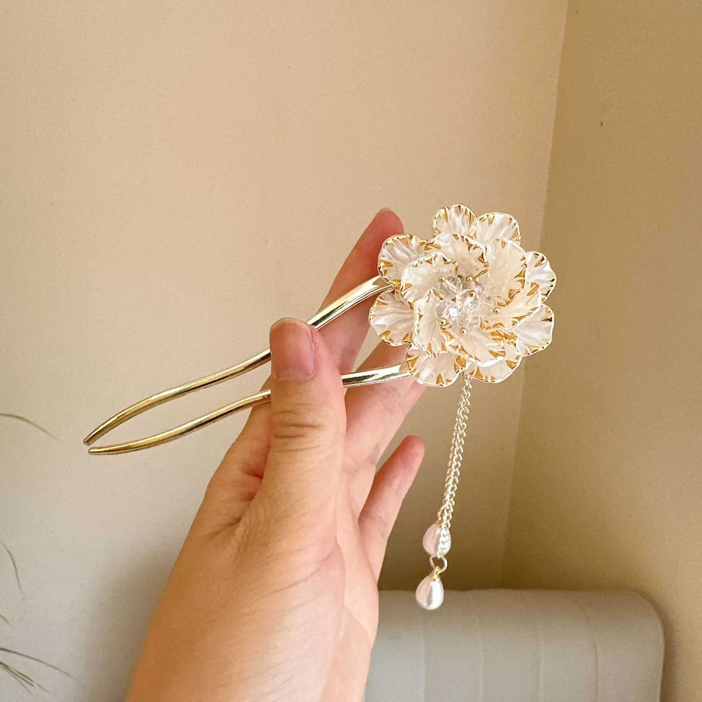 Purple and white peony flower U-shaped hairpin with tassel detail on alloy metal