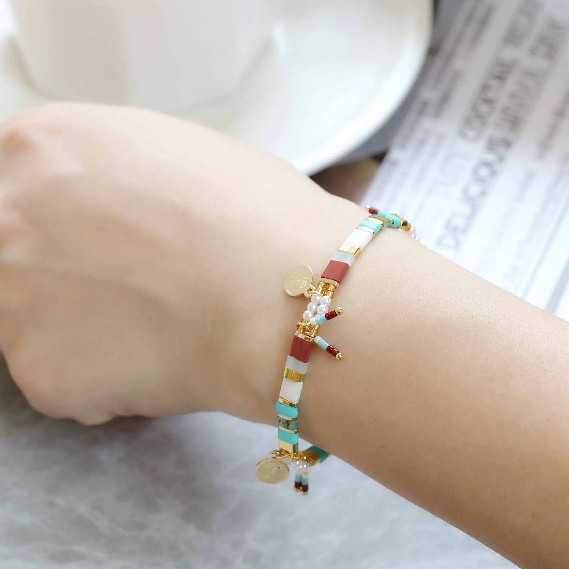 Women's handmade glass beaded bracelet with imitation pearls in pearl lifting colours