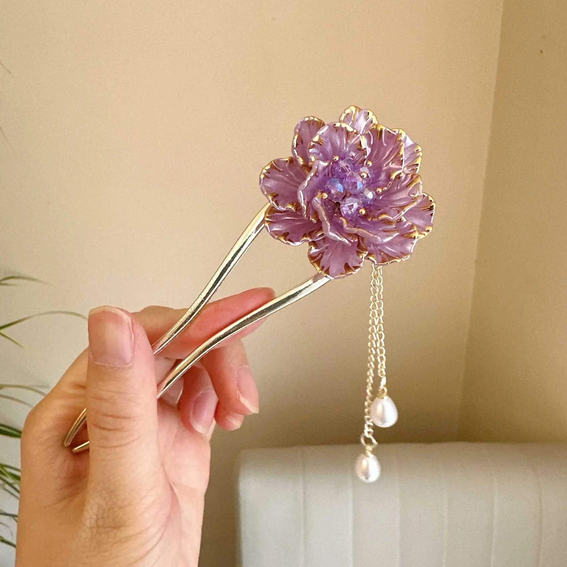 Purple and white peony flower U-shaped hairpin with tassel detail on alloy metal