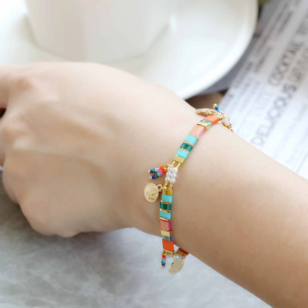 Women's handmade glass beaded bracelet with imitation pearls in pearl lifting colours