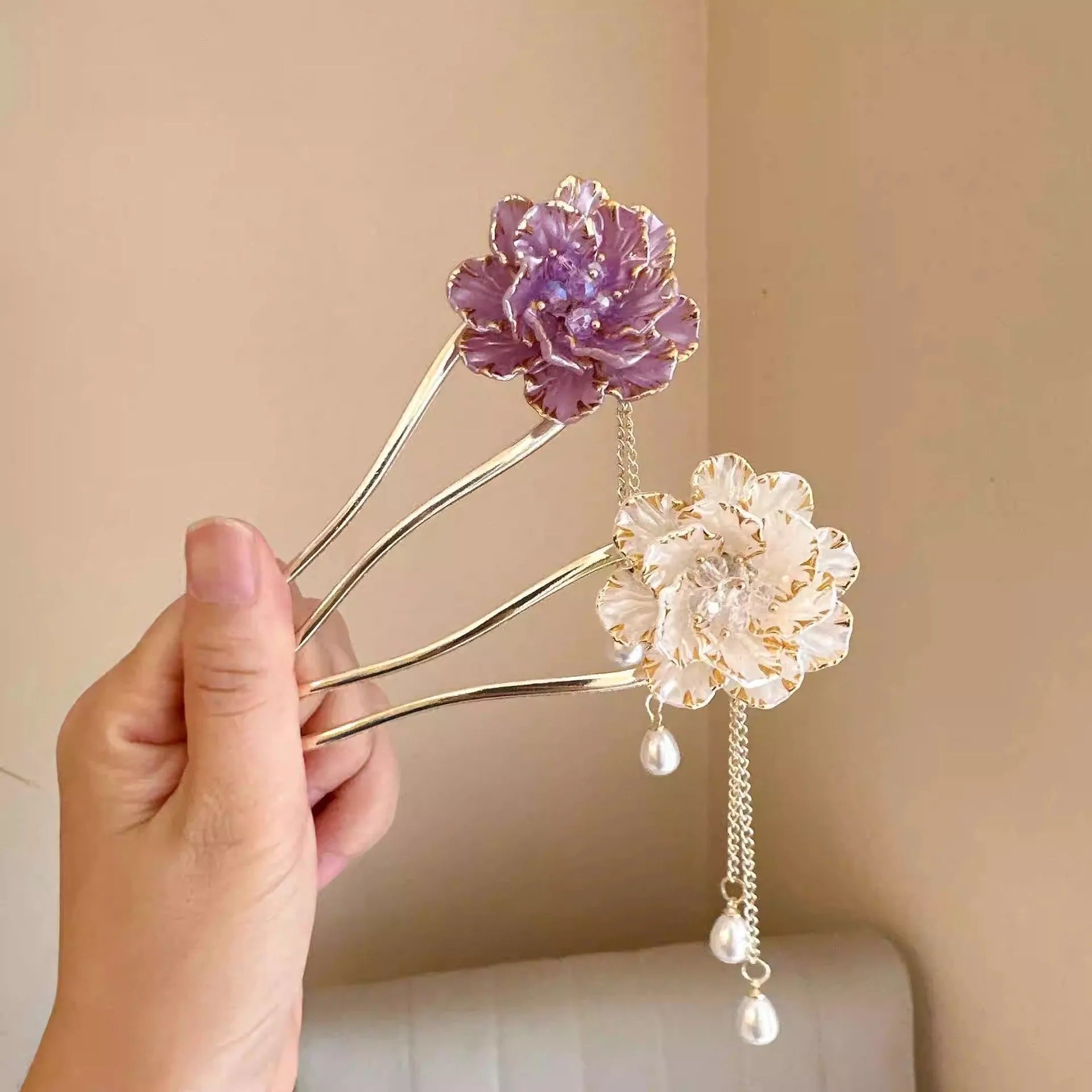 Purple and white peony flower U-shaped hairpin with tassel detail on alloy metal