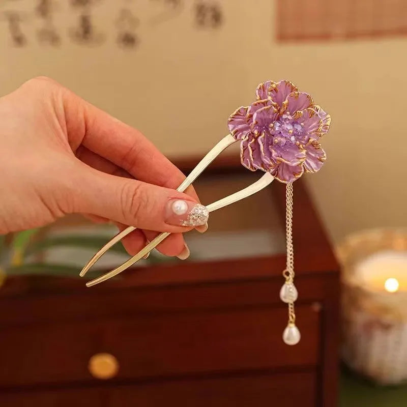 Purple and white peony flower U-shaped hairpin with tassel detail on alloy metal