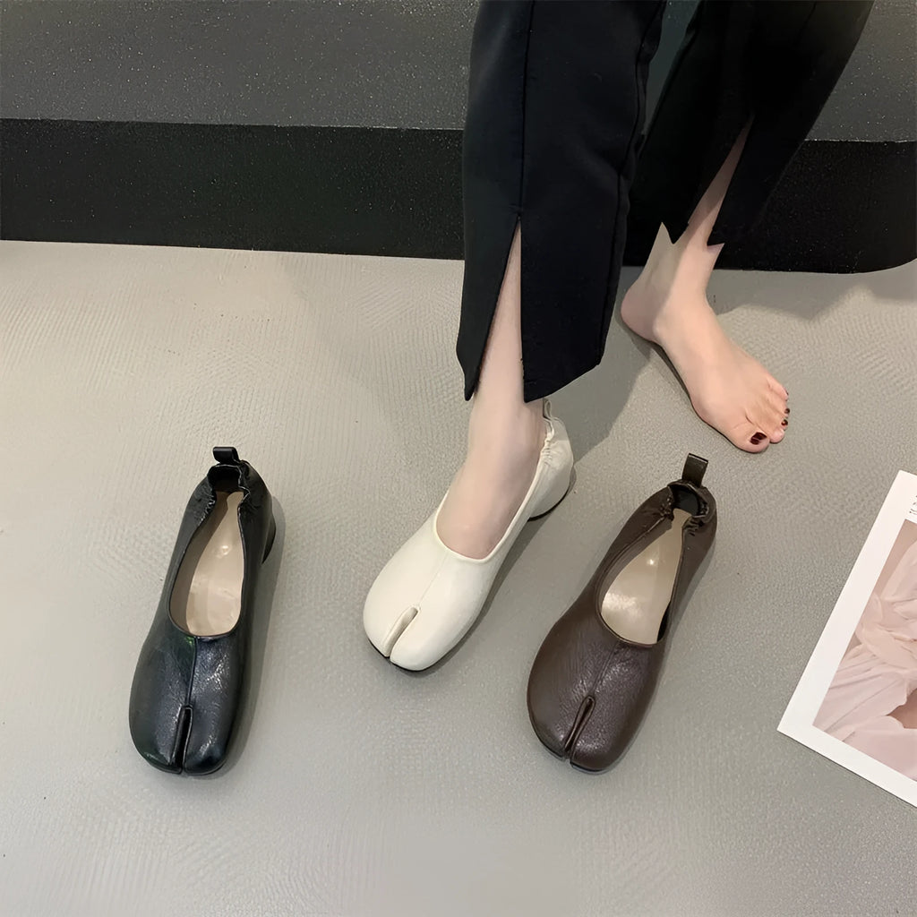 Women's black chunky heel pumps with round toe and split toe horseshoe detail