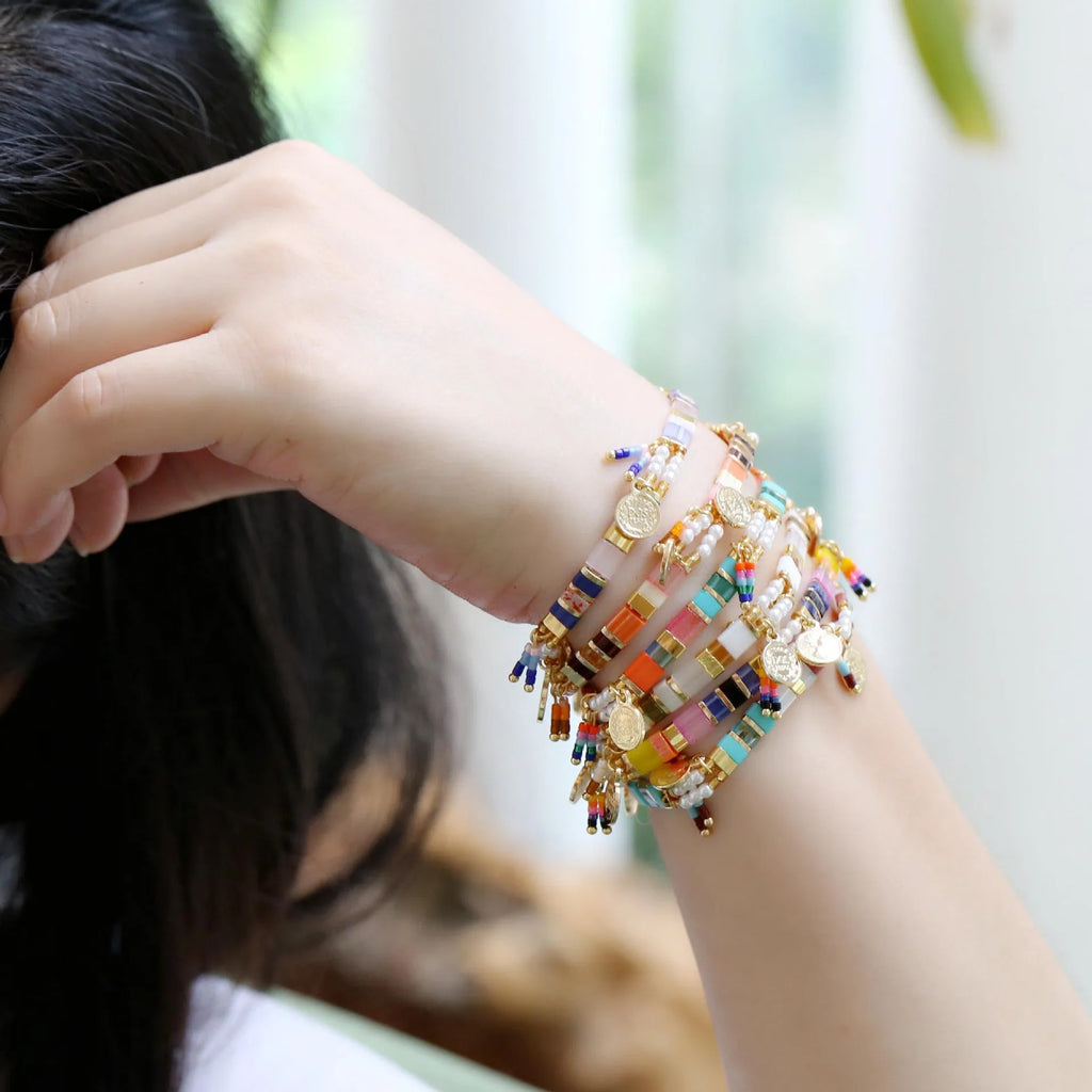 Women's handmade glass beaded bracelet with imitation pearls in pearl lifting colours