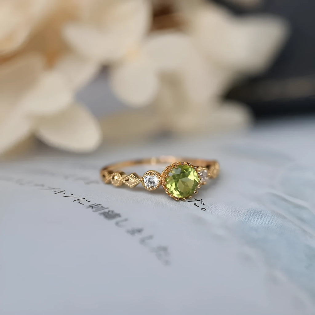 Geometric quadrilateral copper ring with imitation peridot in Japanese retro style