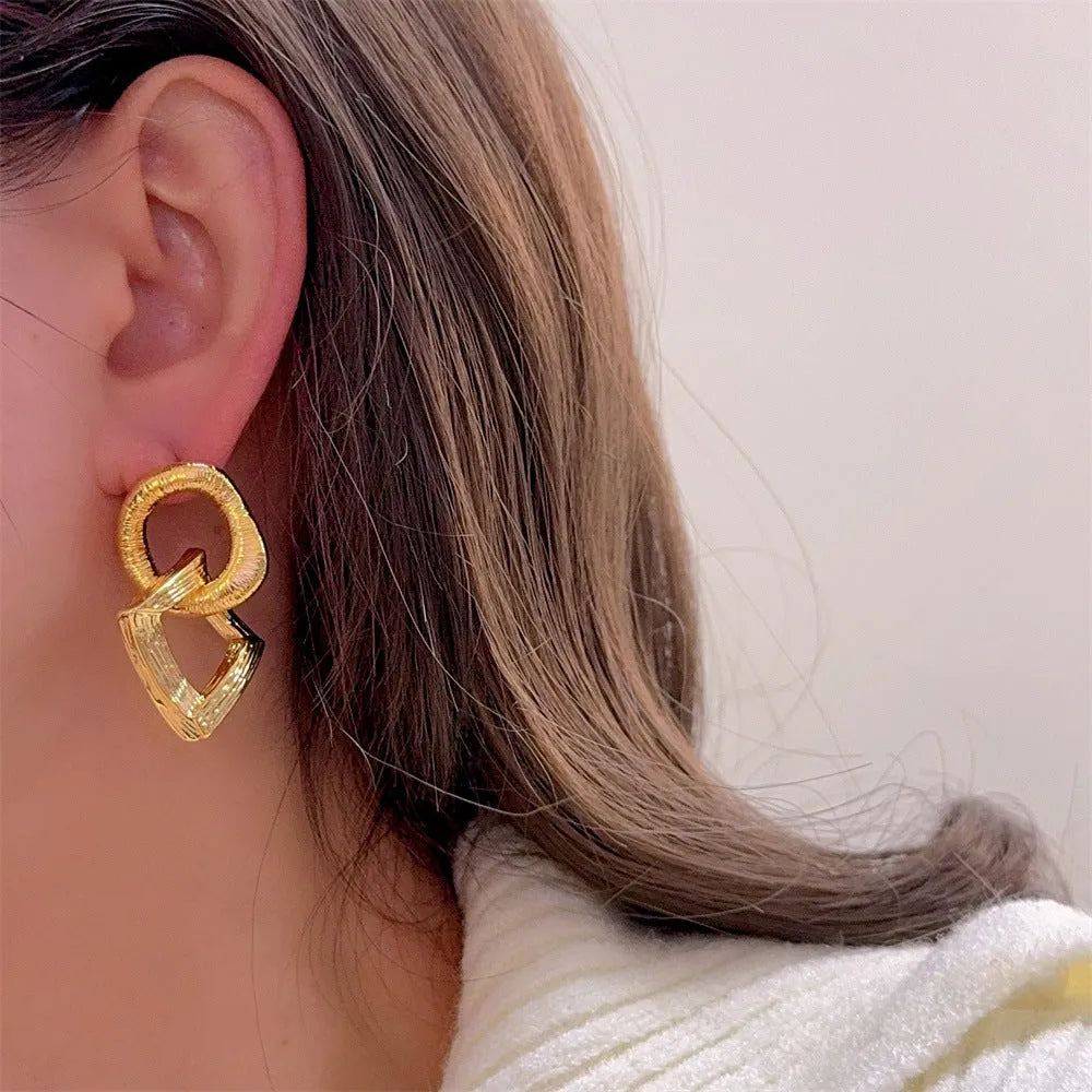 Retro geometric circle pendant earrings with 3.4 cm drop in electroplated gold or silver finish
