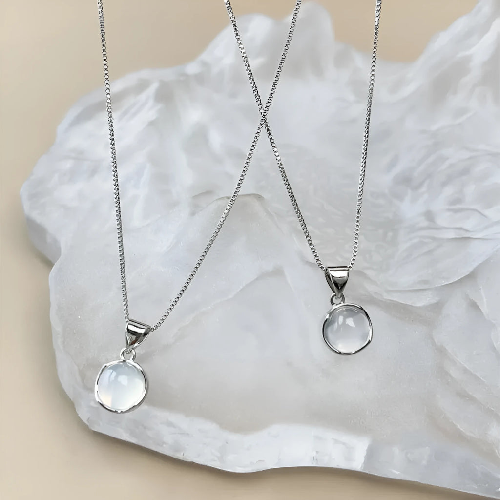 Korean-style oval pendant necklace with eight-point star artificial crystal on adjustable chain