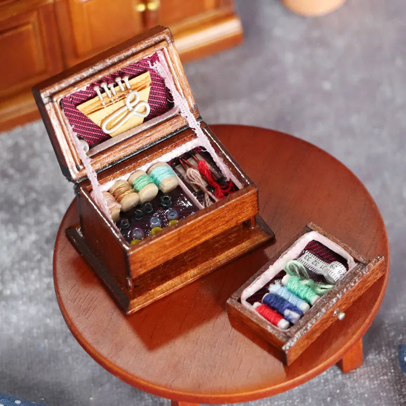 Small wooden vintage sewing machine ornament on a surface showing its 2.2cm height and double-layer colour details.