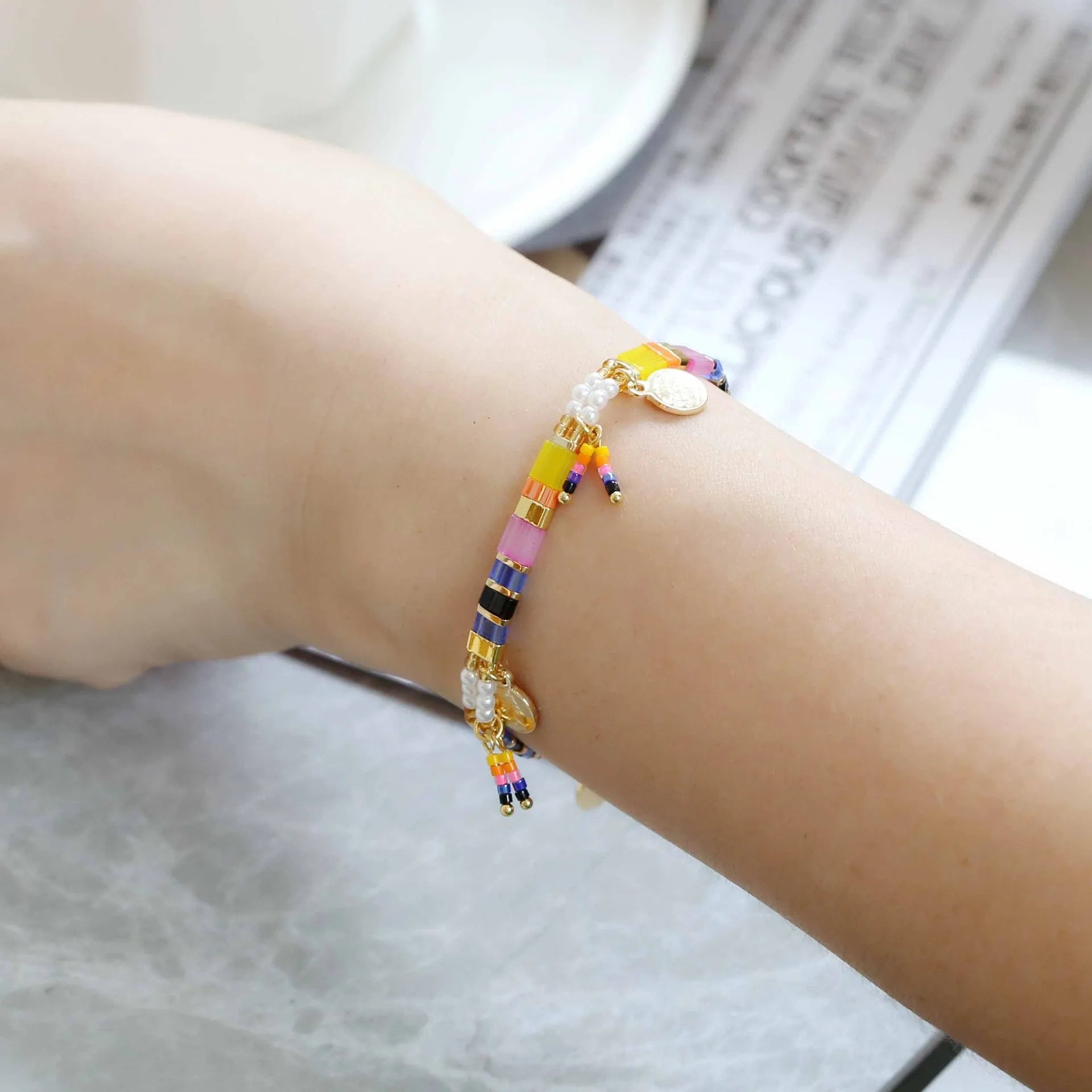 Women's handmade glass beaded bracelet with imitation pearls in pearl lifting colours