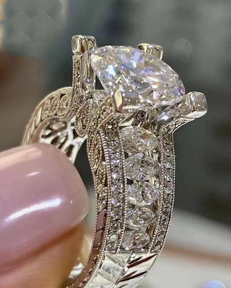 Geometric alloy fashion ring with round elements in gold or white electroplated finish