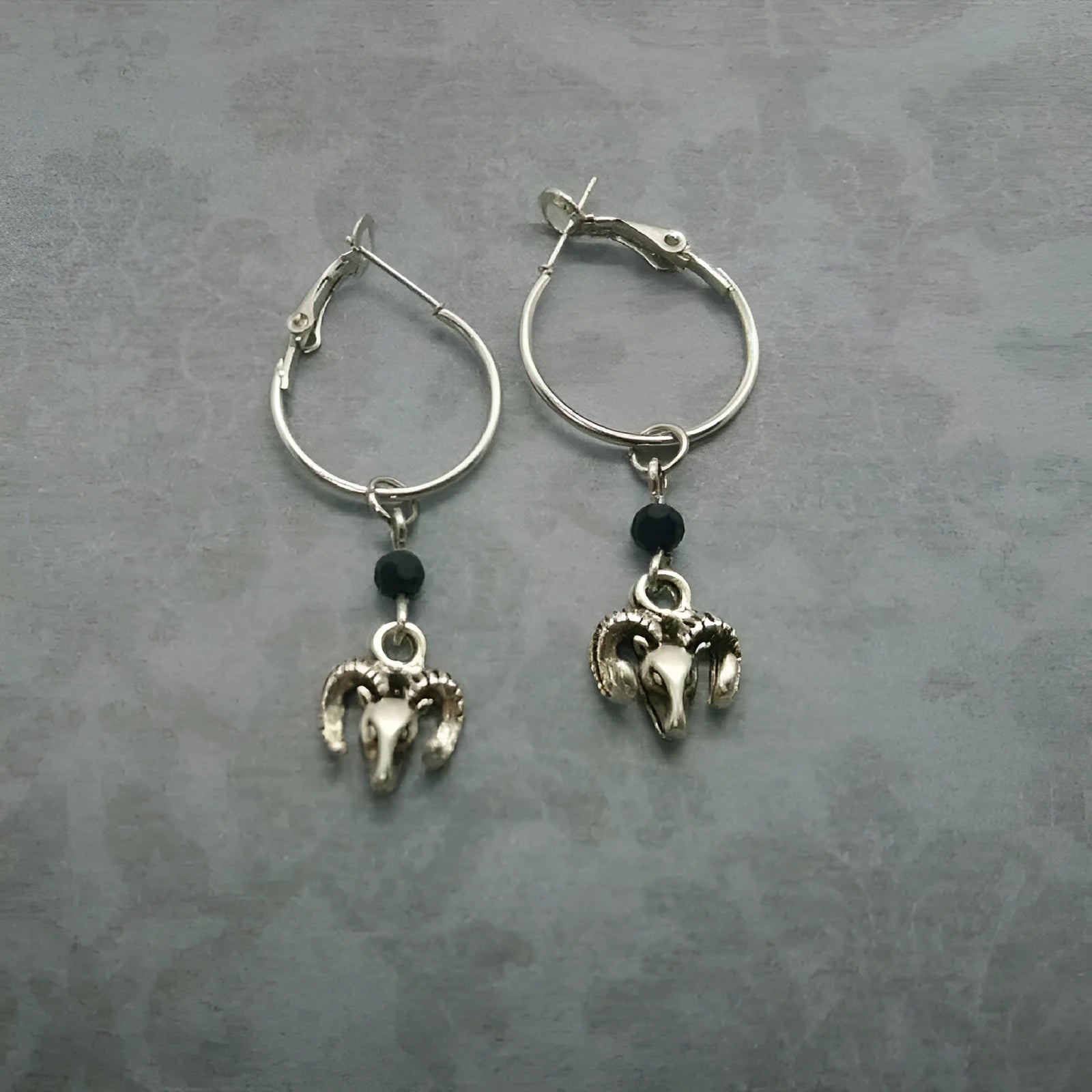 Silver alloy women's earrings with Yunnan Tibetan antelope round ring design