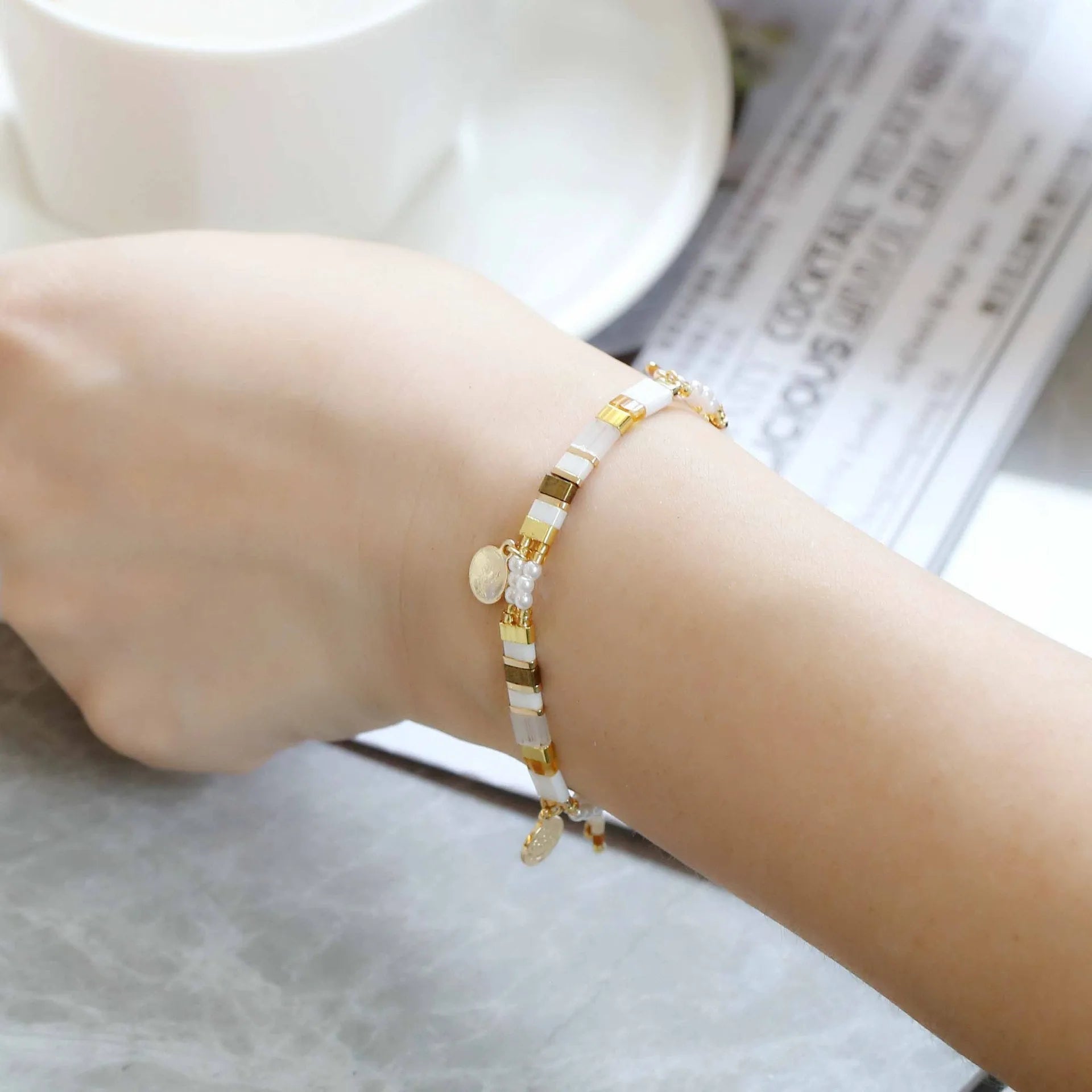 Women's handmade glass beaded bracelet with imitation pearls in pearl lifting colours