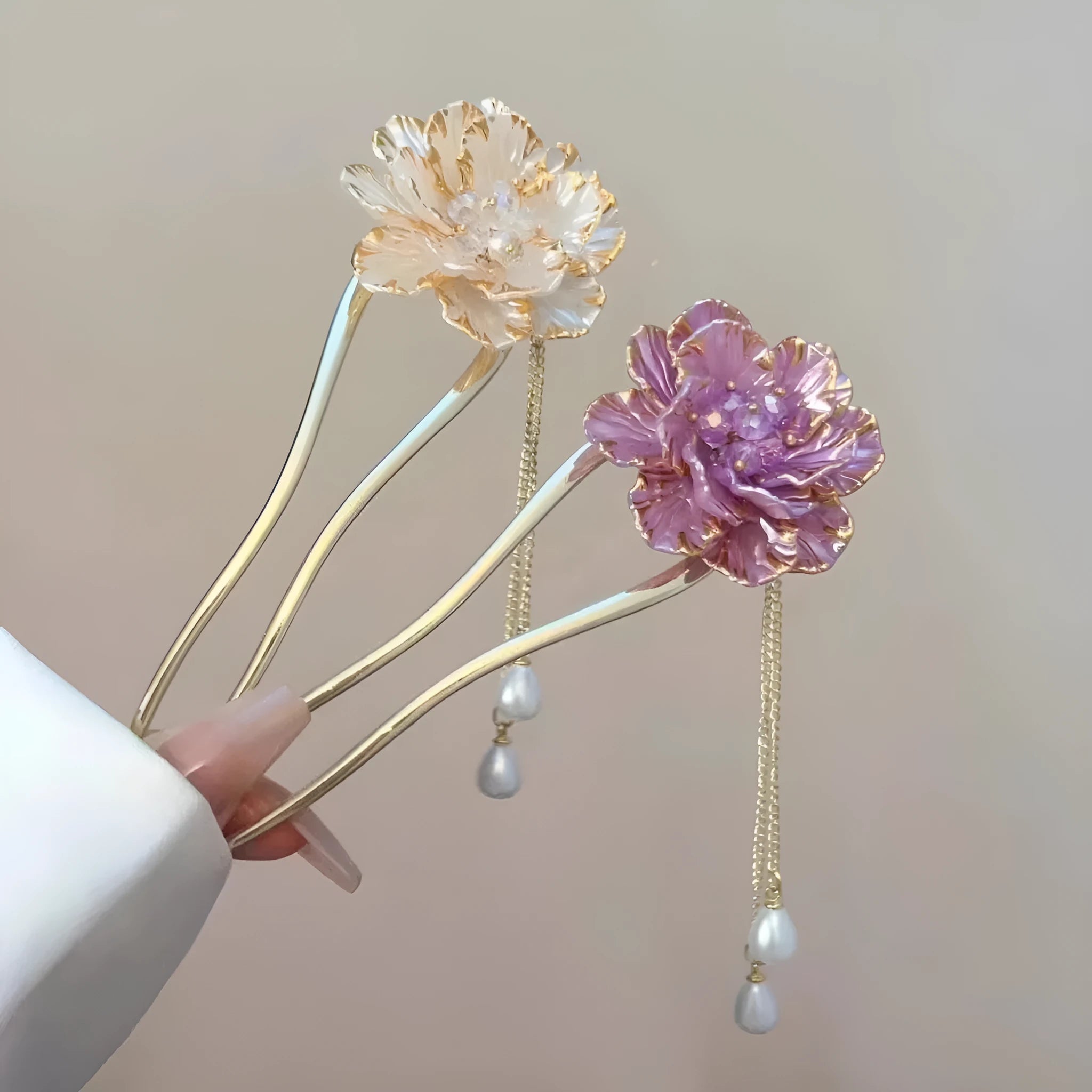 Purple and white peony flower U-shaped hairpin with tassel detail on alloy metal