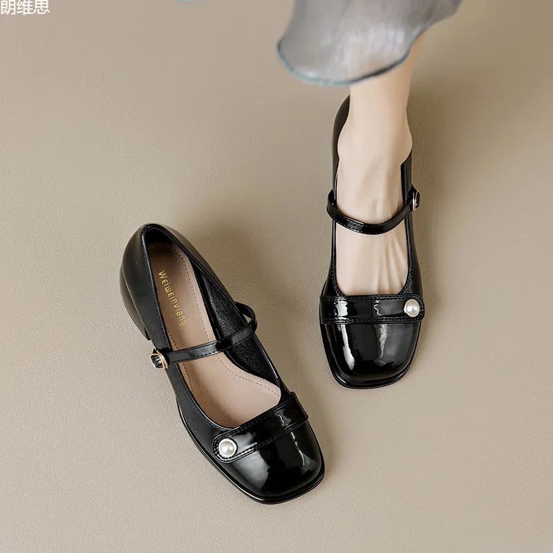 French-style chunky heel hiking pumps in patent leather with square toe and buckle
