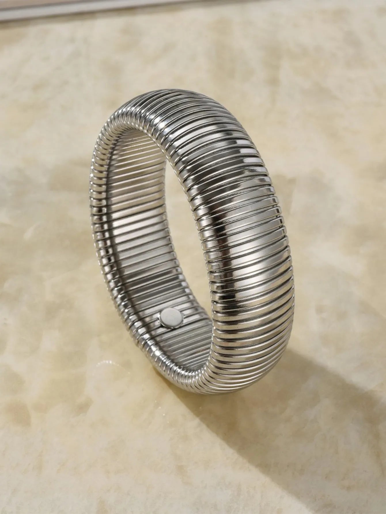Women's titanium steel elastic bracelet with vertical stripe pattern in gold or silver colour