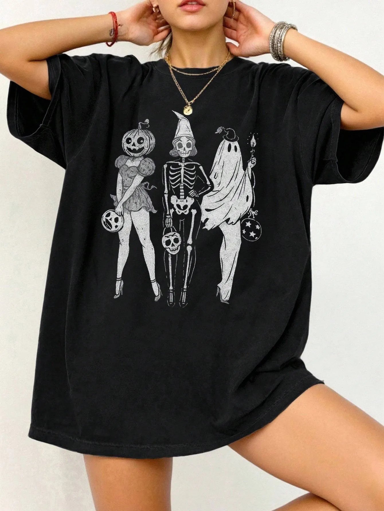 Unisex loose fit cotton t-shirt in straight cut with short sleeves and round neck