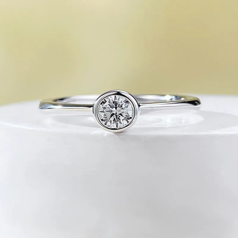 Minimalist silver crown-shaped ring with linear engraving detail in gold or platinum finish