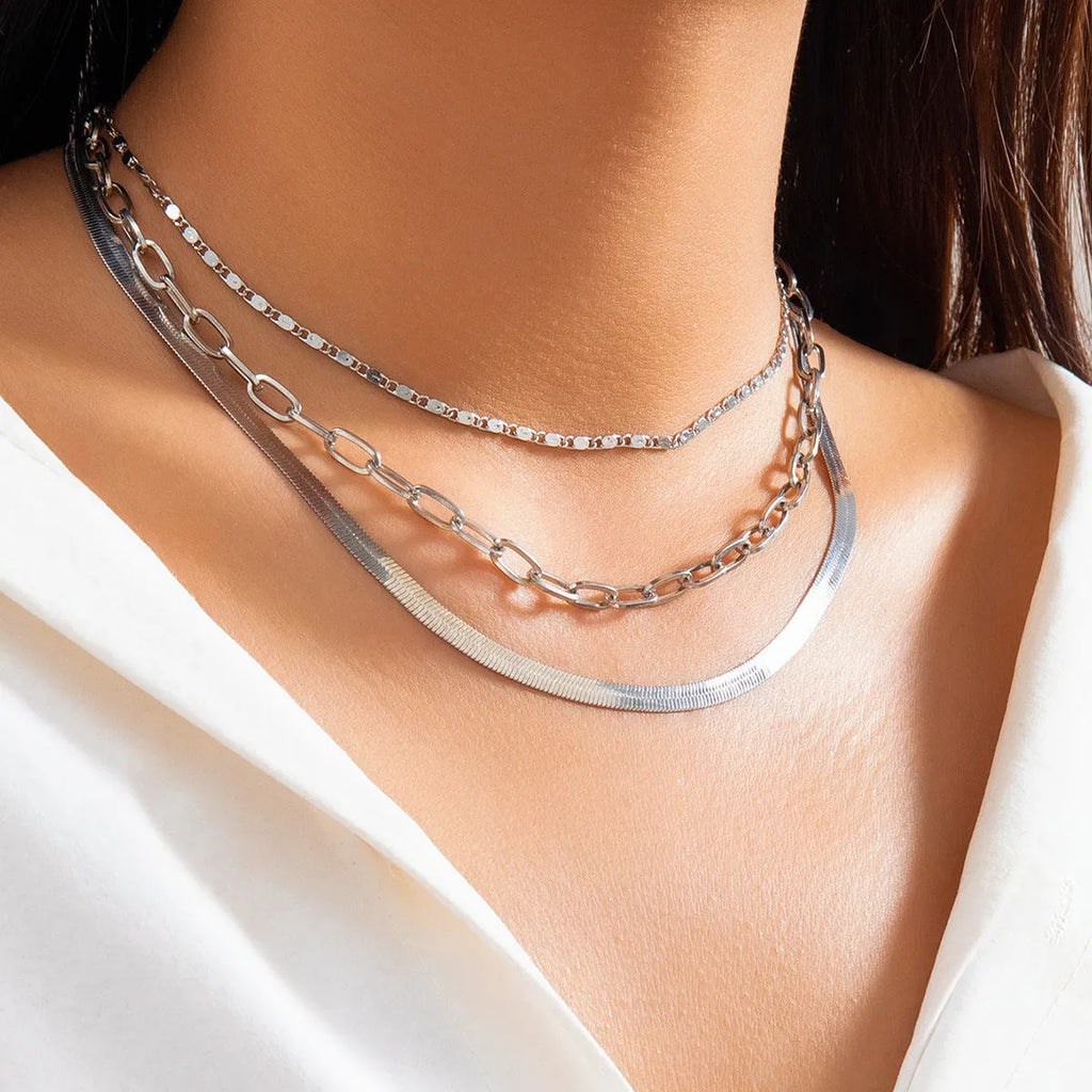 Multi-layer snake bone chain contrast colour necklace with U-shaped alloy pendant and pearl element on adjustable chain