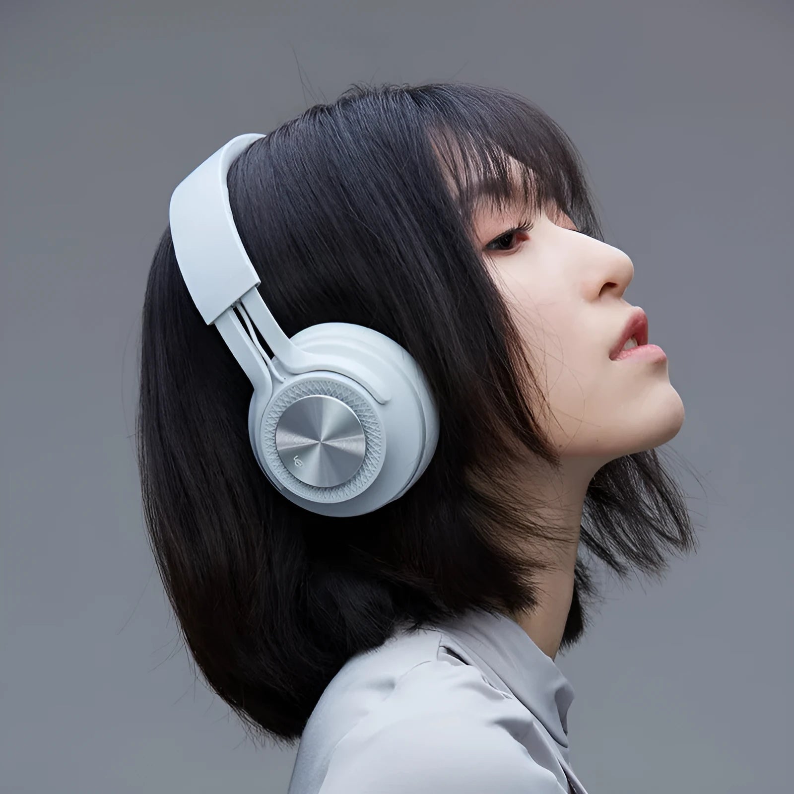 Sports wireless Bluetooth headset in red, grey, green, or black colours with 18-hour battery