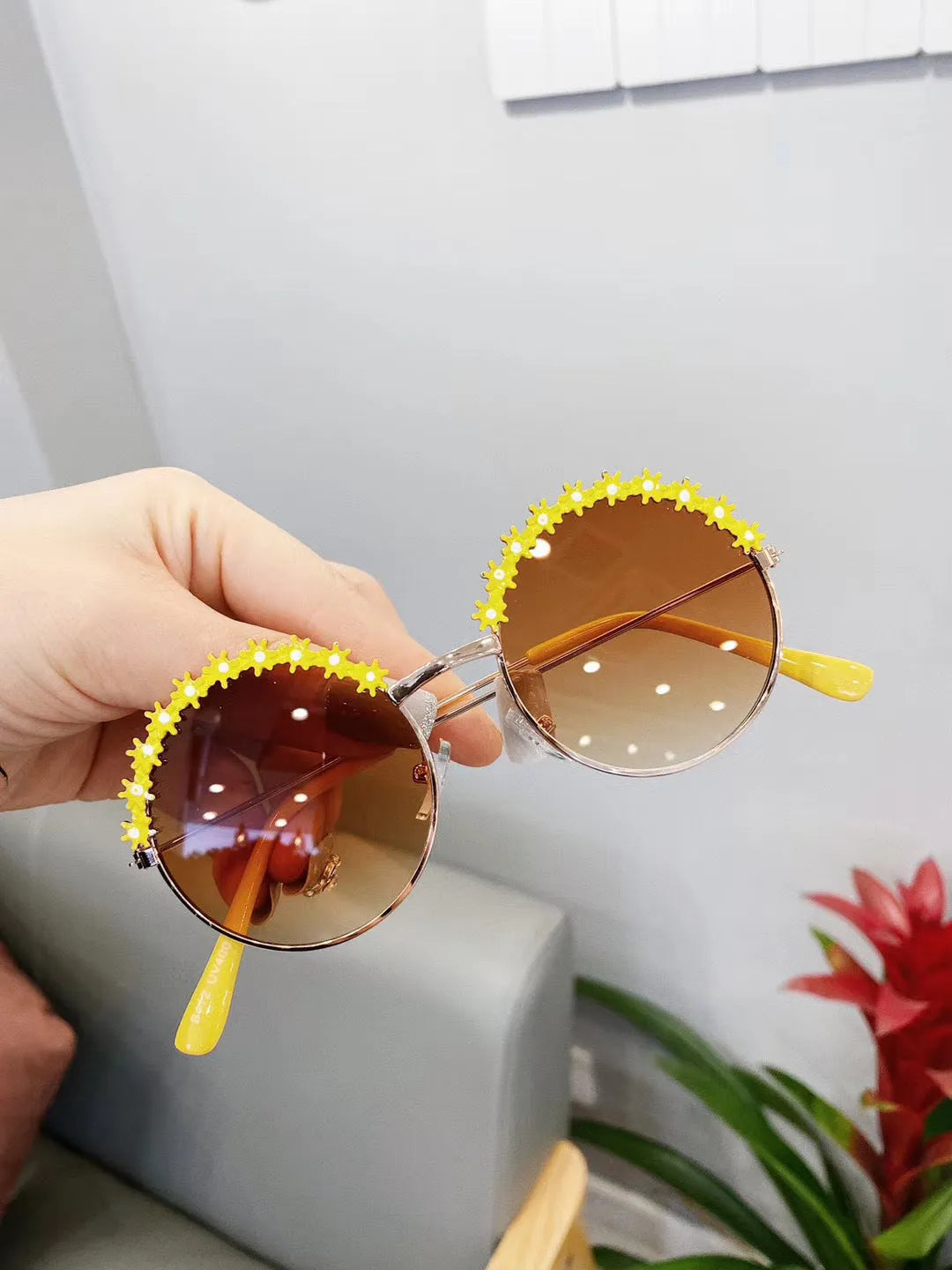 Children's flower sunglasses with metal frame in blue, retro style