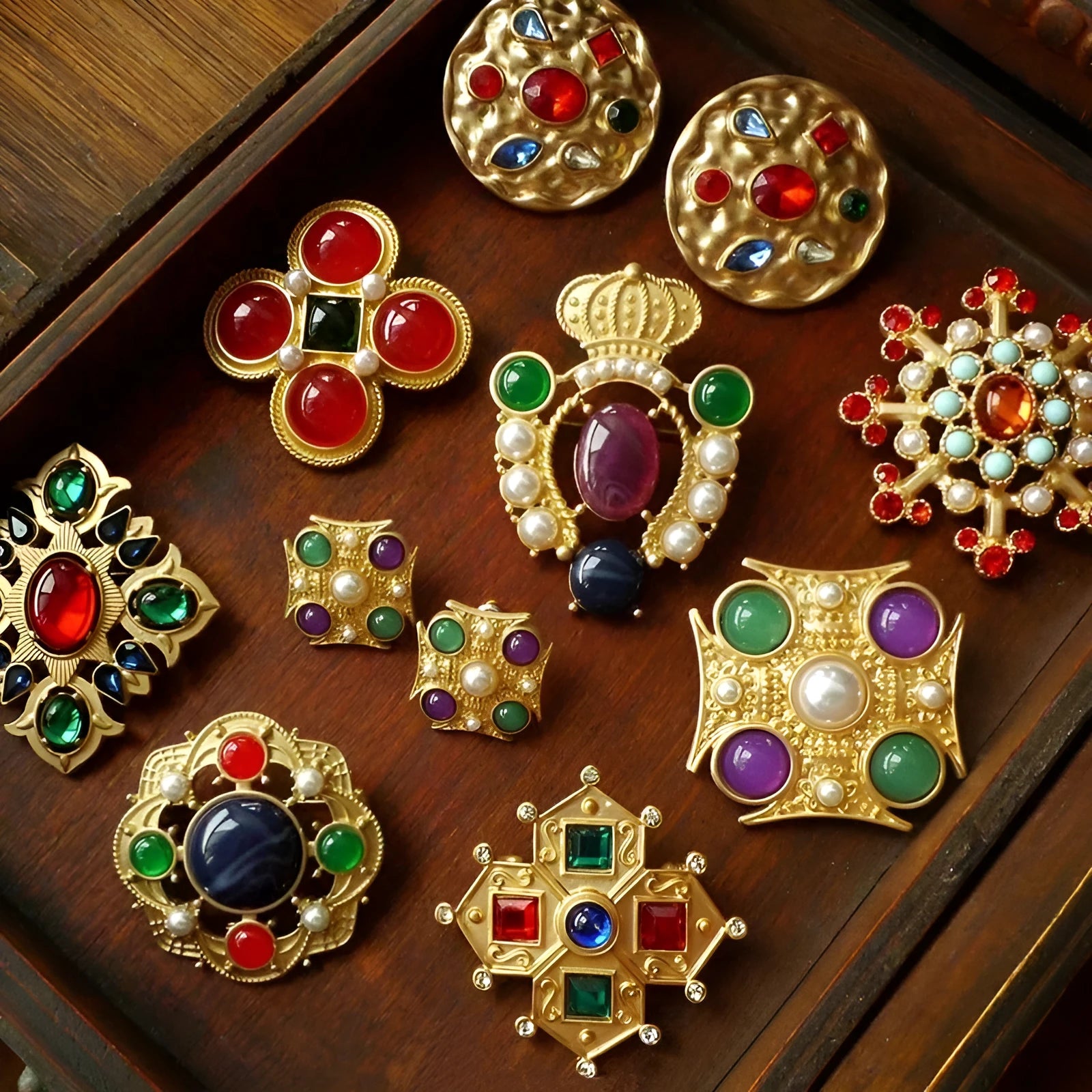 Retro baroque vintage brooch in zinc alloy with diamond shape, shown in multiple size options