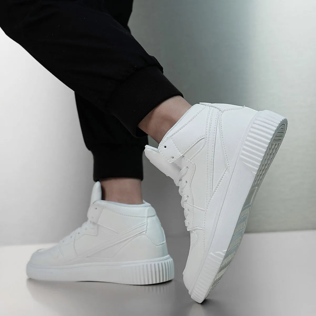 White men's round-toe casual shoes with a microfiber upper for autumn and winter leisure wear.