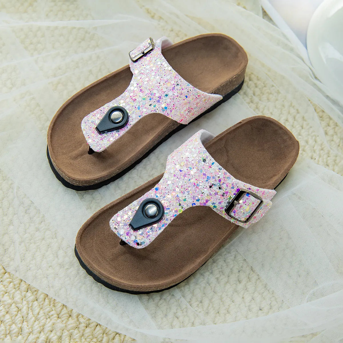 Cork flip-flops in gold with frosted finish and non-slip sole