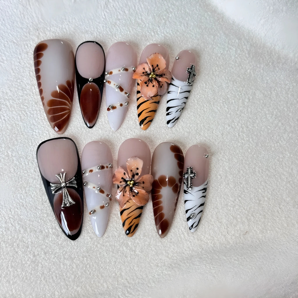 Leopard print artificial nail stickers with French tip design in sizes XS, S, M, L.