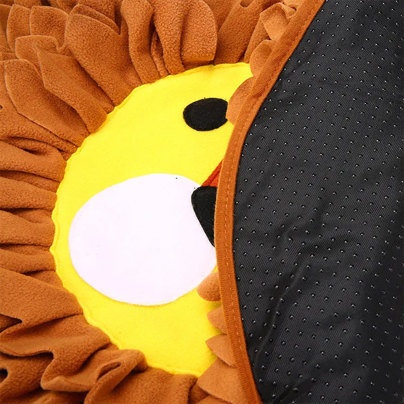 Brown lion-themed Yizhiwen sniffing pad for dogs and cats, measuring 33cm by 25cm