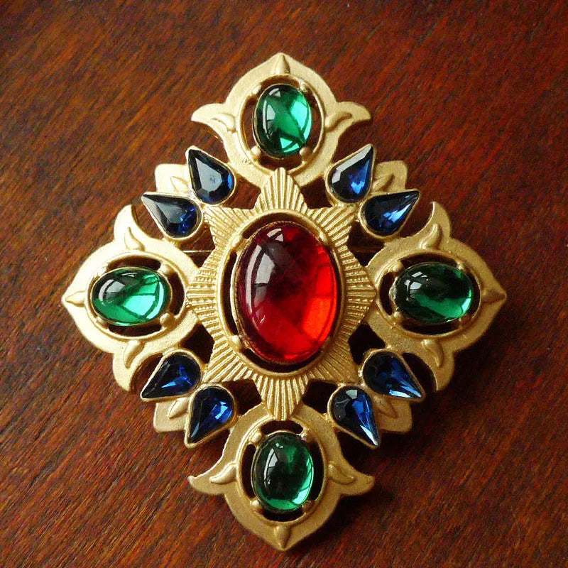 Retro baroque vintage brooch in zinc alloy with diamond shape, shown in multiple size options
