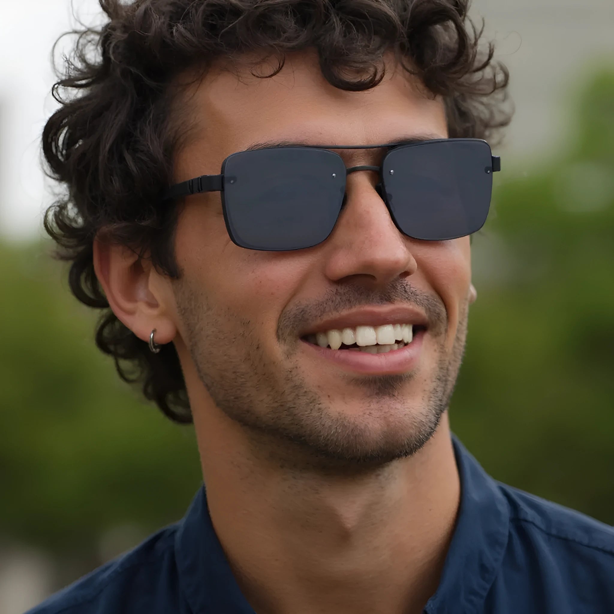 Men's vintage sunglasses with UV400 lenses in gold gradient blue colour on a PC frame.