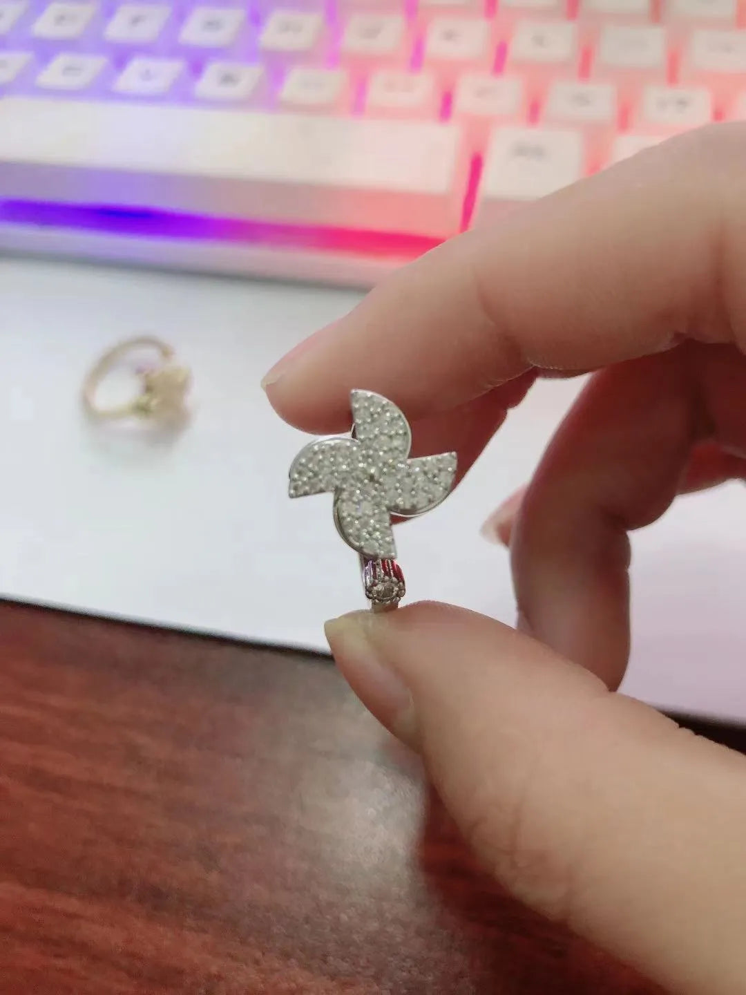 Rotating windmill ring in gold or silver colour with geometric circular design