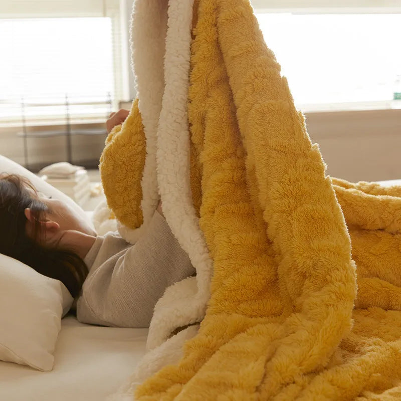 Beige thermal flannel winter blanket folded to show texture and 180x200cm size.