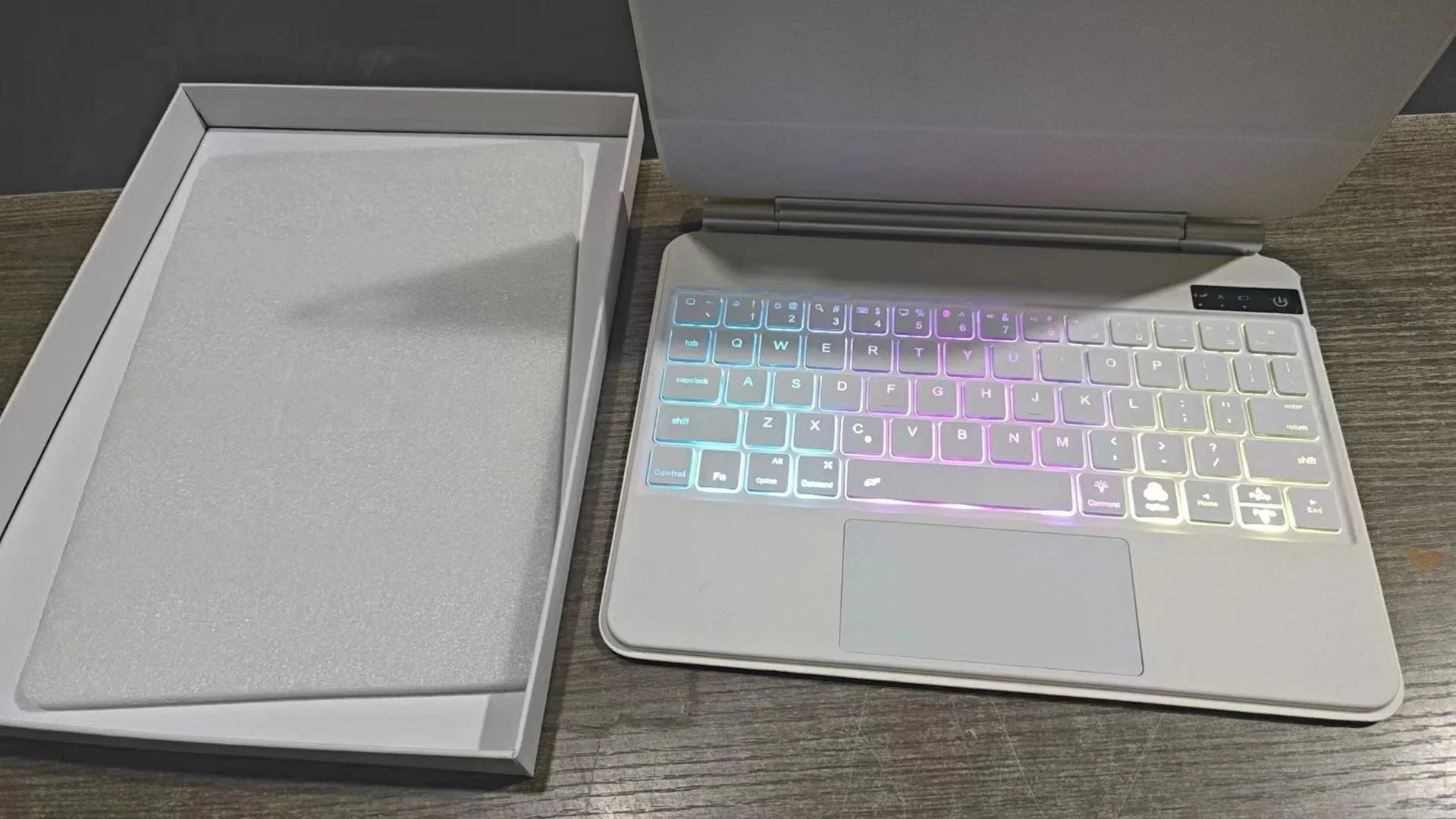 iPad Bluetooth keyboard case with magnetic protective cover in multiple colours for iPad Pro and Air tablets