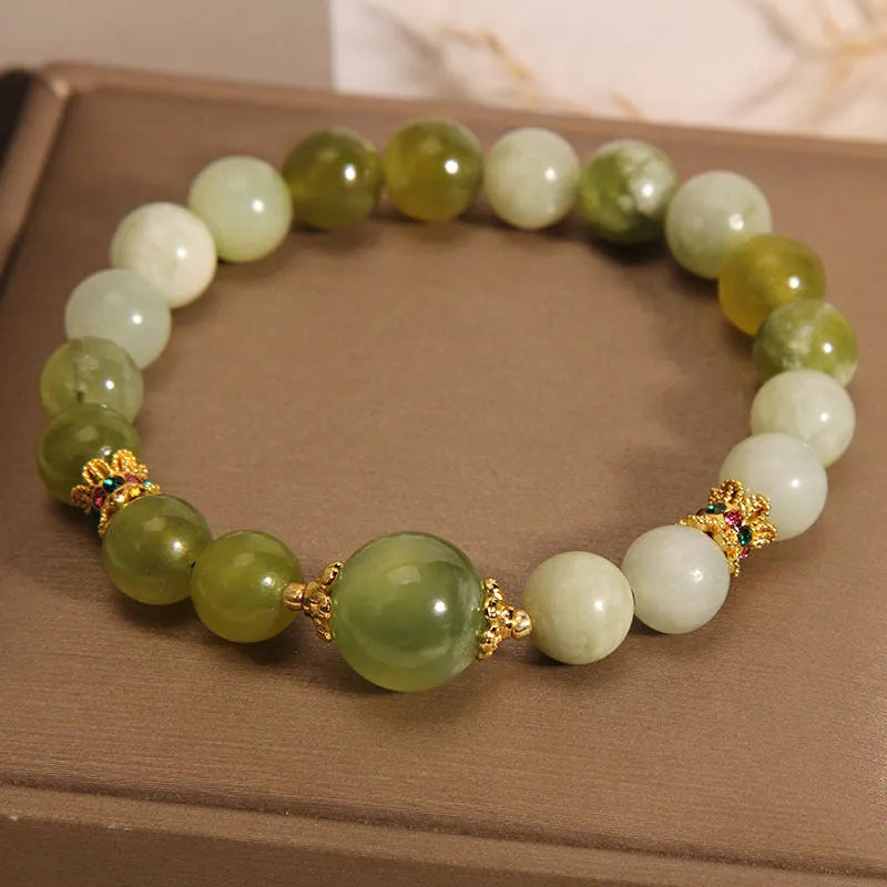Women's bracelet in Xiuyan jade green colour with original sweet Mori design and polished finish