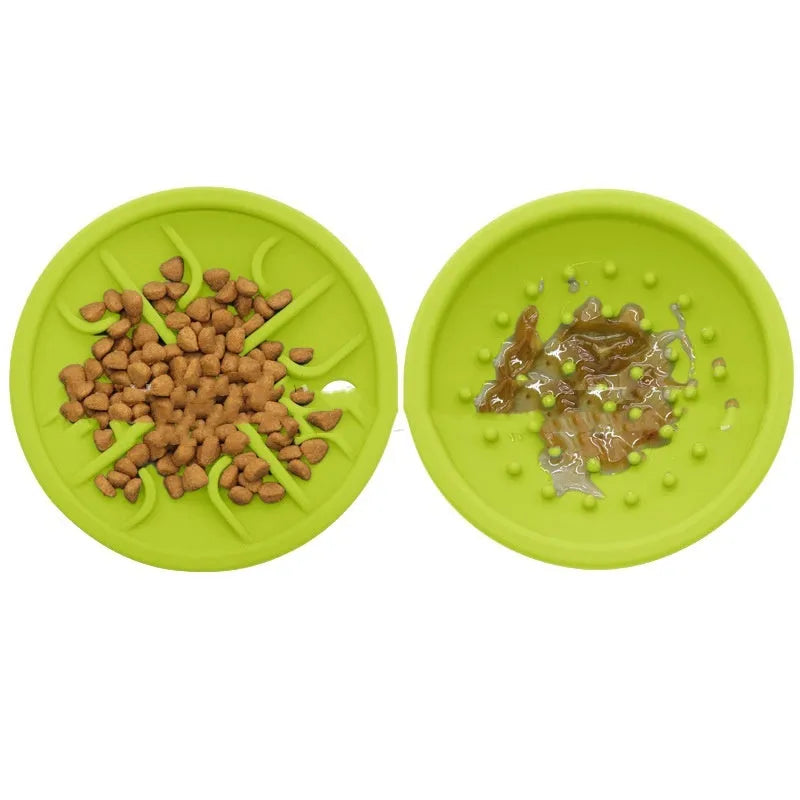 Pet drop-resistant silicone slow feeder frisbee in black, 120mm size, on white background