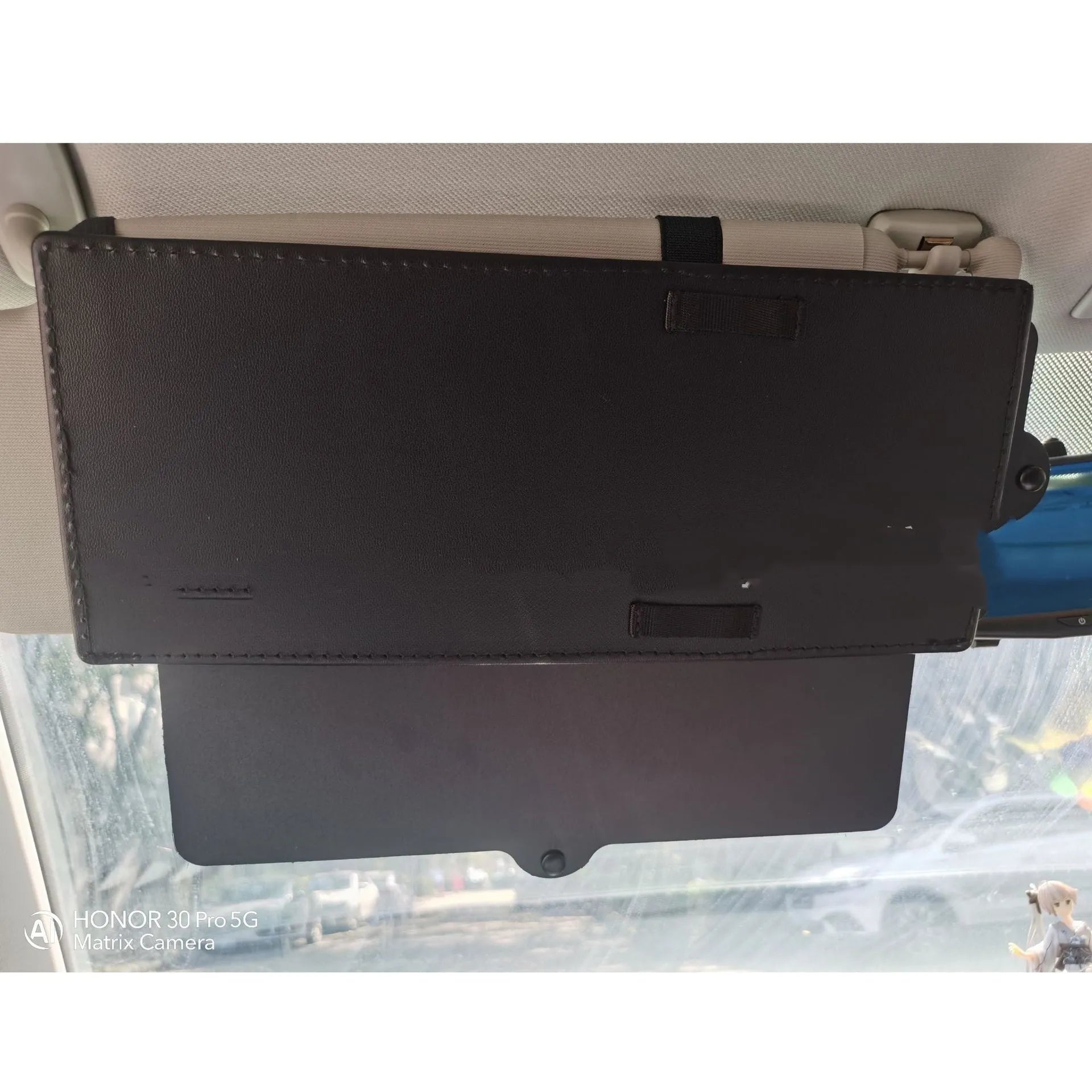 Portable retractable car sun visor in black PU leather, universal fit, 31cm width
