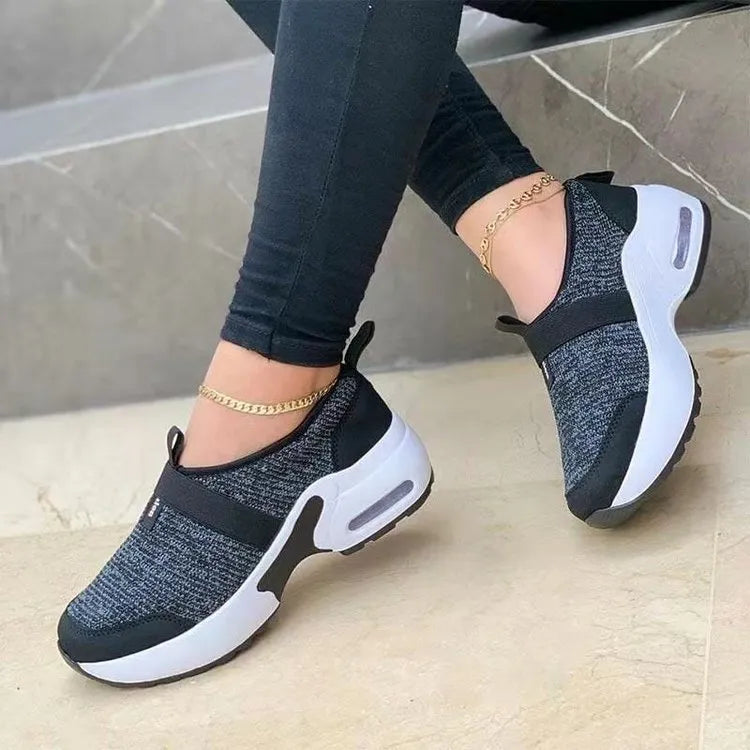 Women's flat mesh sneakers in light grey with round toe and non-slip rubber sole
