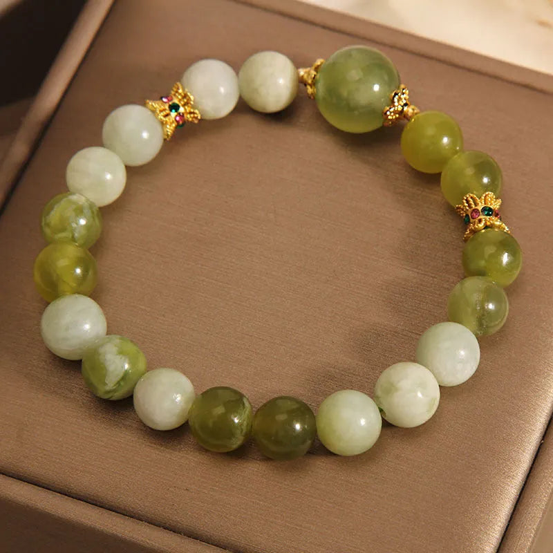 Women's bracelet in Xiuyan jade green colour with original sweet Mori design and polished finish