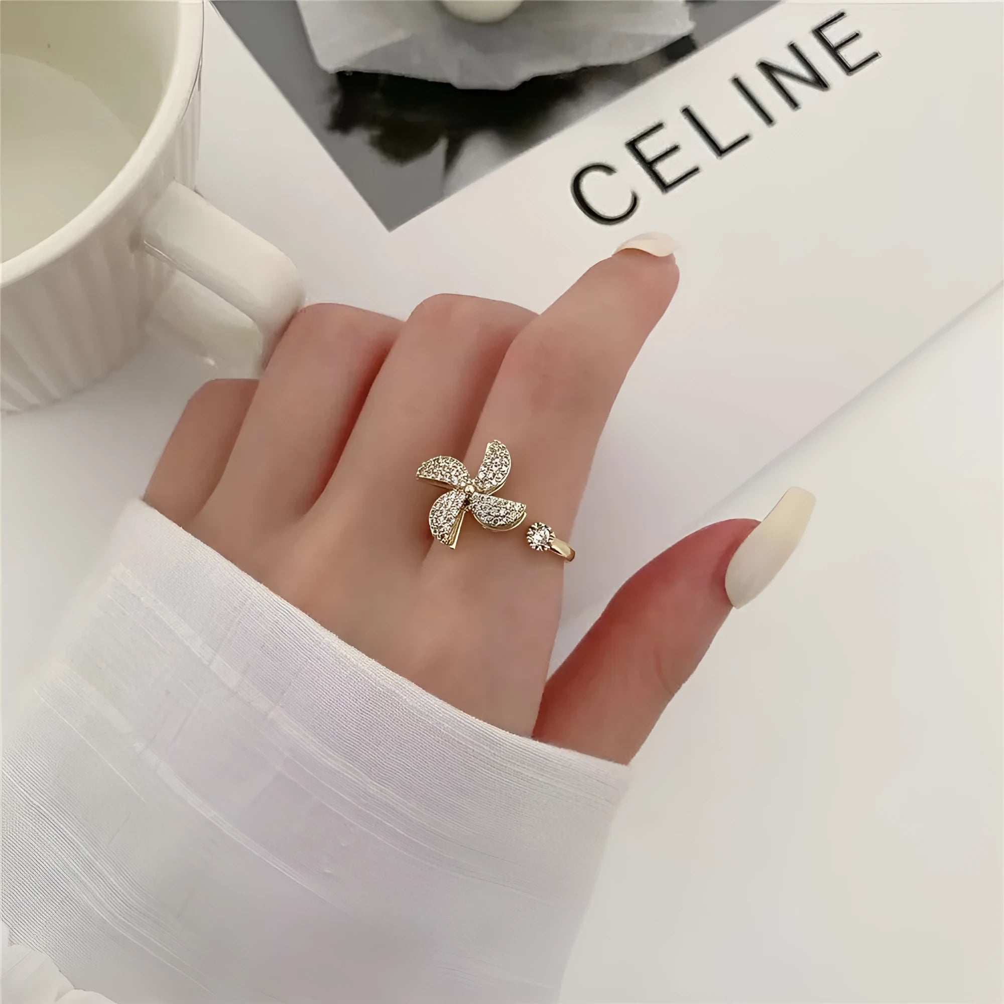 Rotating windmill ring in gold or silver colour with geometric circular design