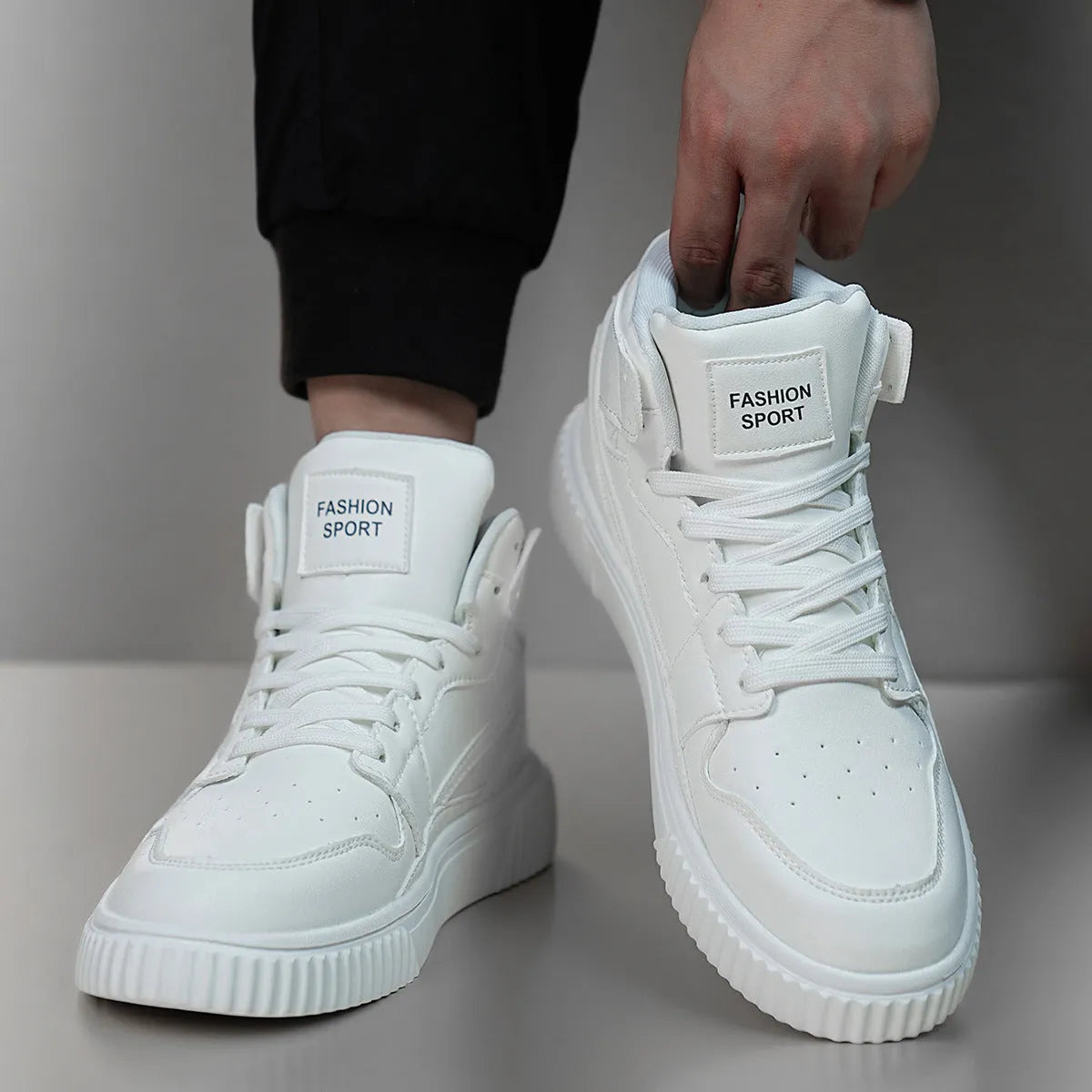 White men's round-toe casual shoes with a microfiber upper for autumn and winter leisure wear.