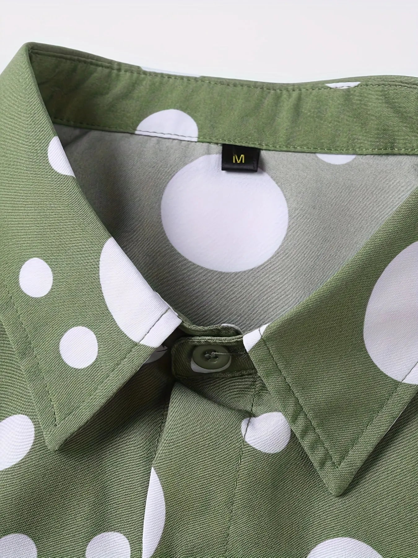 Long-sleeved polka dot shirt in military green with white dots, fitted cut for men