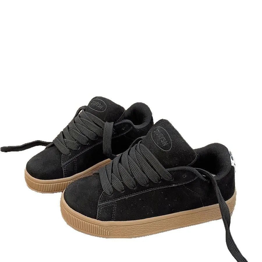 Retro black low-top sneakers with round toe and lace-up front for men and women