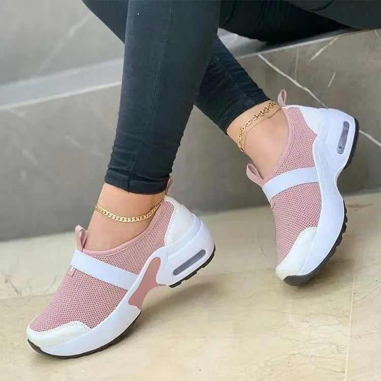 Women's flat mesh sneakers in light grey with round toe and non-slip rubber sole