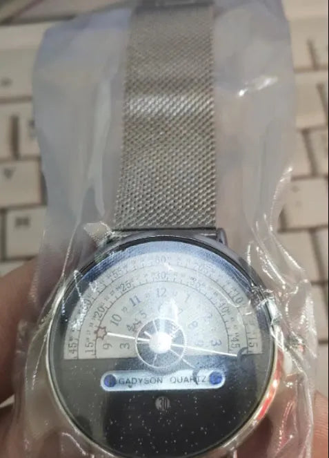 Men's quartz fashion watch with 40mm round dial, 30M waterproof rating, and choice of gold or silver alloy case