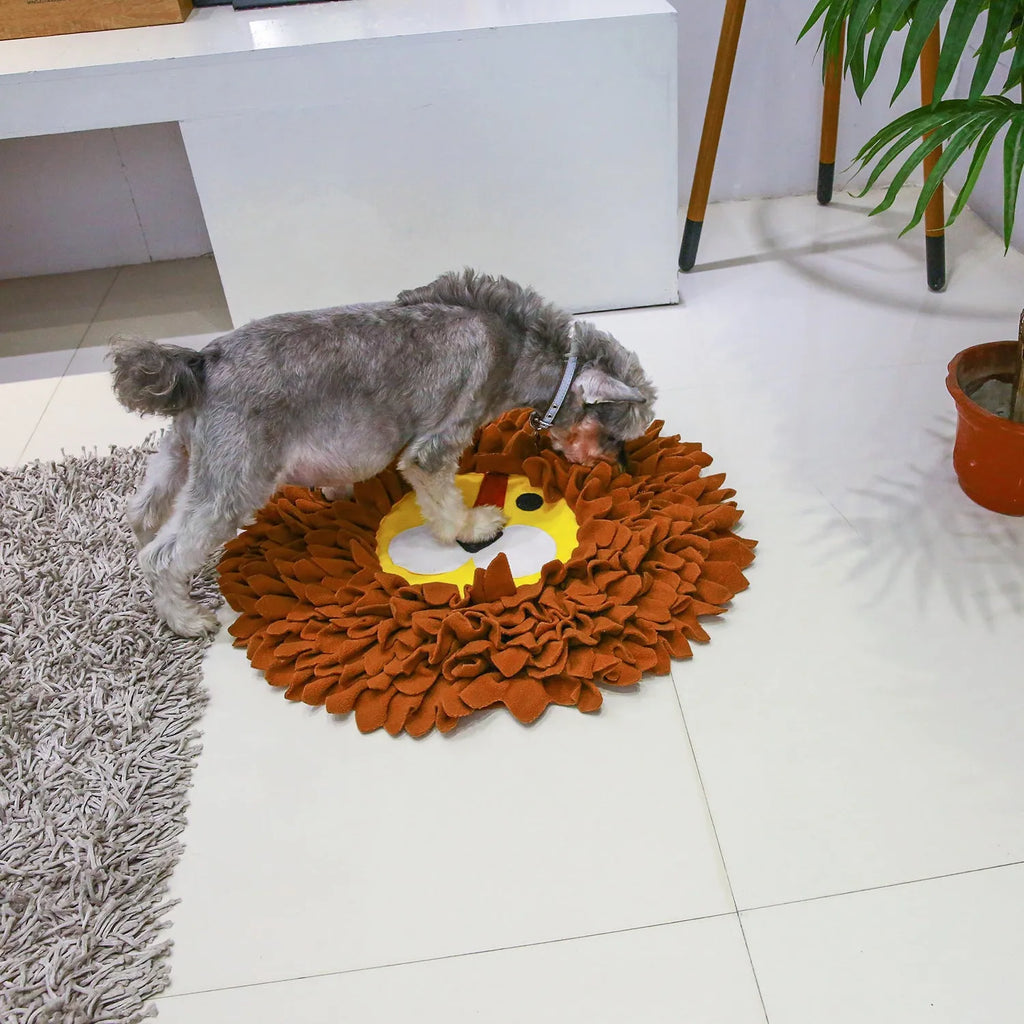 Brown lion-themed Yizhiwen sniffing pad for dogs and cats, measuring 33cm by 25cm