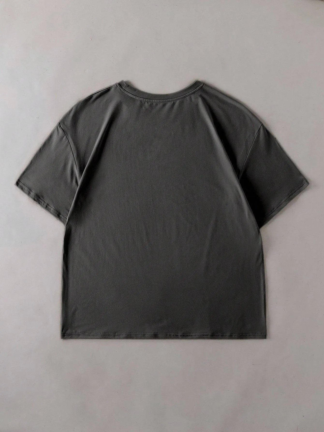 Unisex loose fit cotton t-shirt in straight cut with short sleeves and round neck