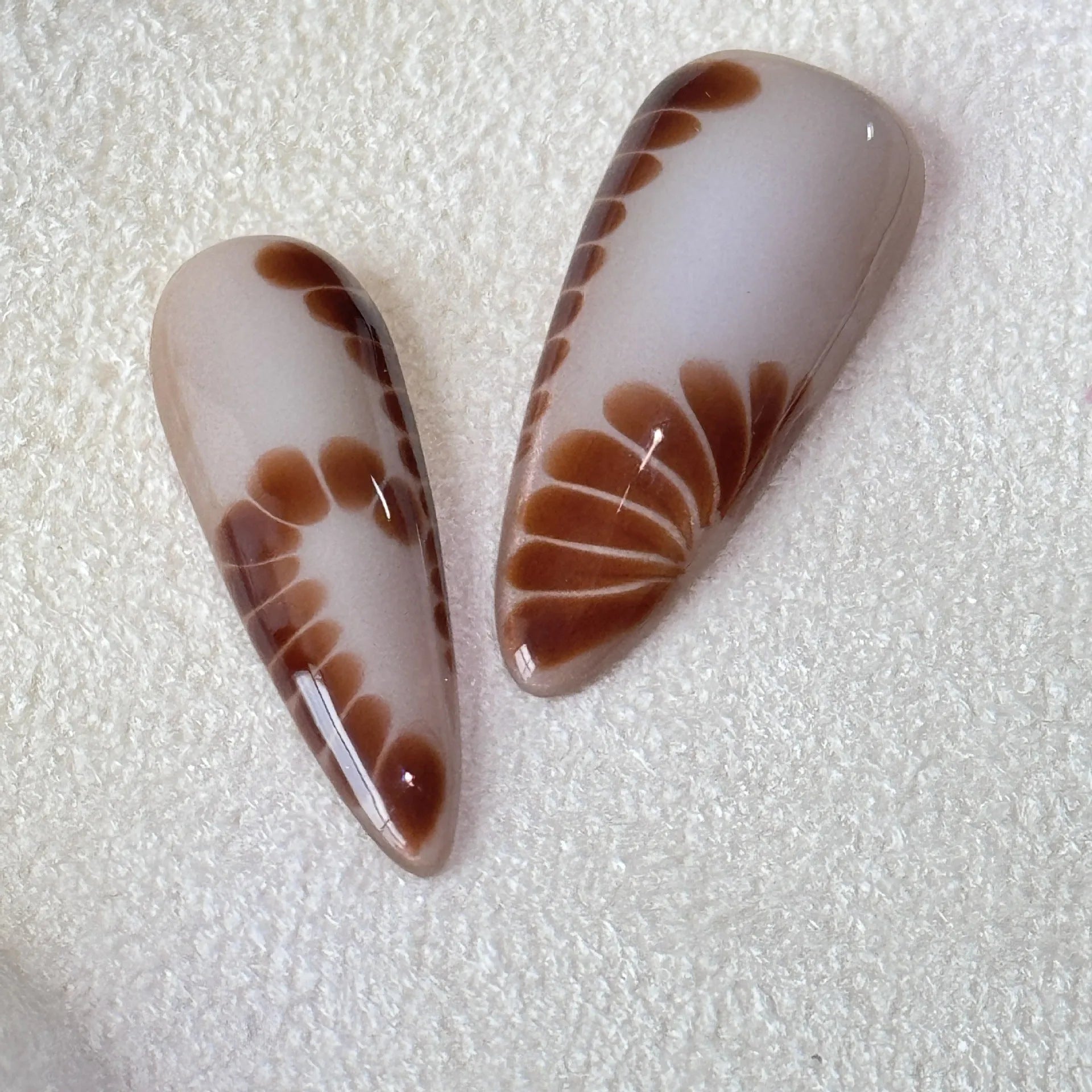 Leopard print artificial nail stickers with French tip design in sizes XS, S, M, L.